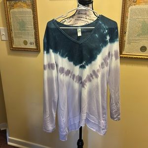 Green tea size large sweatshirt, tie-dye, good condition